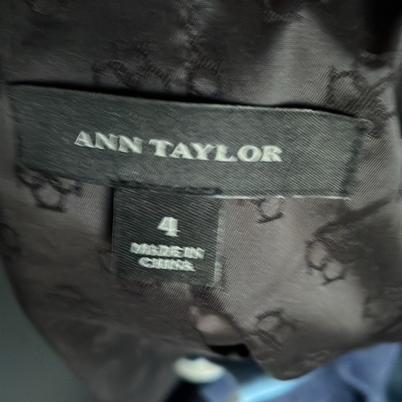 ANN TAYLOR BLACK SINGLE BUTTON SUIT JACKET IN POLY/RAYON/SPANDEX COMBO SIZE 4 - Picture 5 of 10